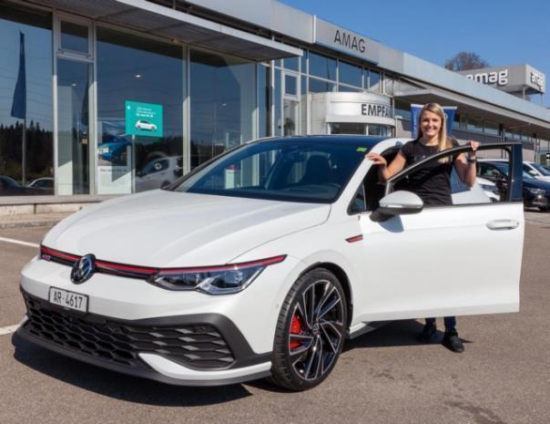 Schweizer Rennfahrerin und VW Botschafterin Jasmin Preisig erhält ihren neuen Dienstwagen: den Golf GTI Clubsport mit 300 PS